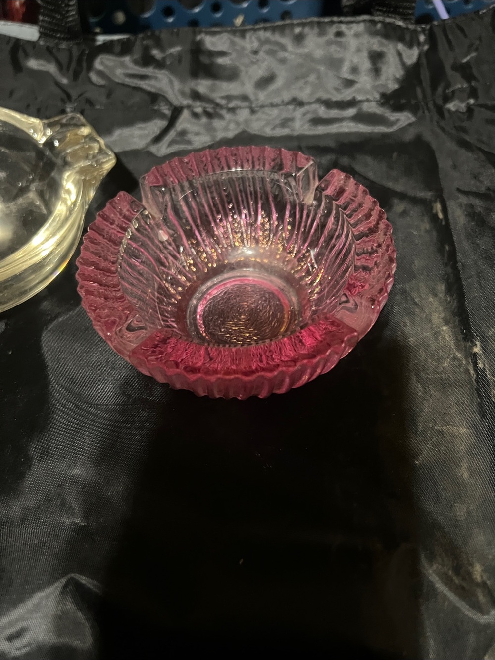 Vintage ribbed ash tray in Pink